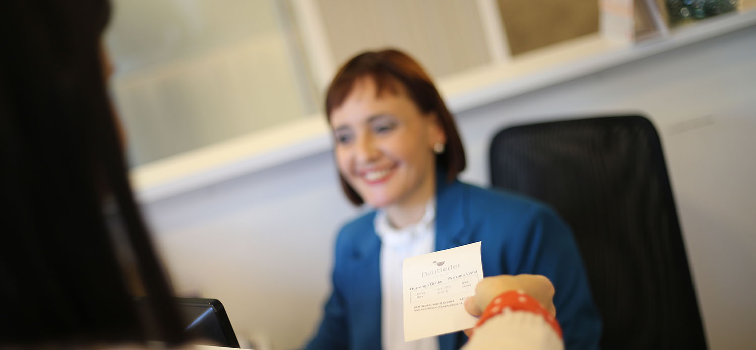 La Clínica Dentieder cuenta con un equipo de profesionales formado por dentistas, higienistas y protésico dentales